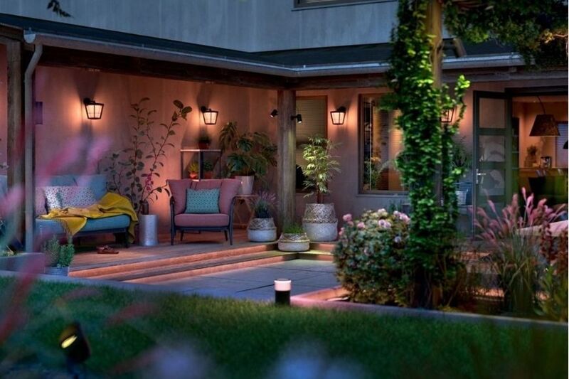 Man sieht die Philips Hue Gartenbeleuchtung